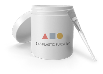白い容器、フタ、ブラシ。容器には345 Plastic Surgeryのロゴ。美容整形に関連する製品イメージ。