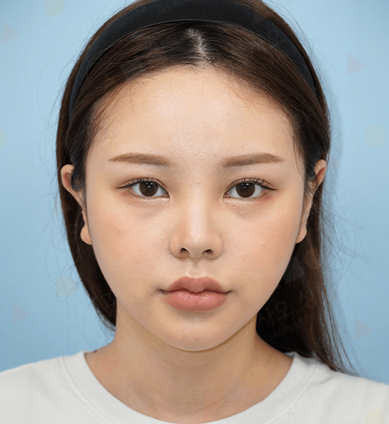 Woman with headband against blue background.